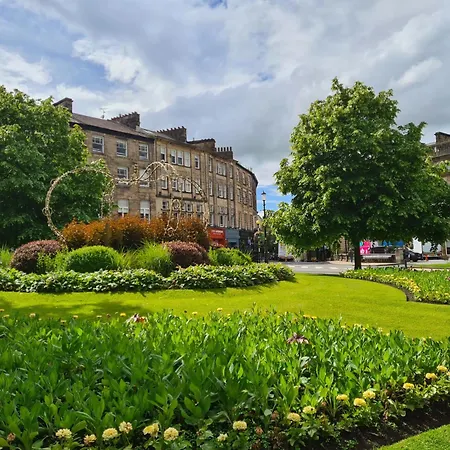 York Place Mews - 2 Bed 2 Bath Free Parking Apartment Harrogate