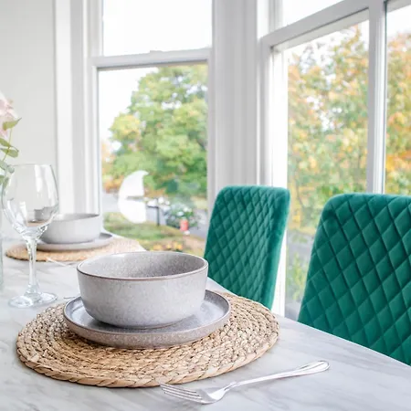 York Place Mews - 2 Bed 2 Bath Free Parking شقة